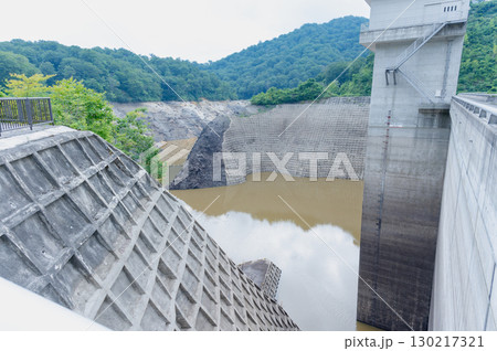 渇水した岩堂沢ダムの風景 130217321