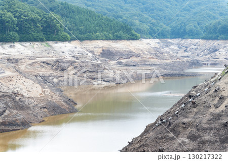 渇水した岩堂沢ダムの風景 130217322