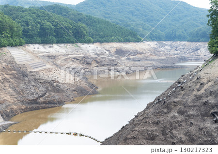 渇水した岩堂沢ダムの風景 渇水した岩堂沢ダムの風景 130217323