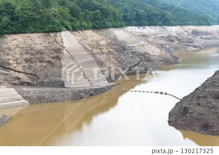 渇水した岩堂沢ダムの風景 130217325