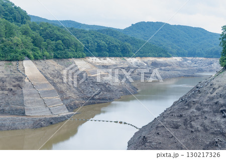 渇水した岩堂沢ダムの風景 渇水した岩堂沢ダムの風景 130217326