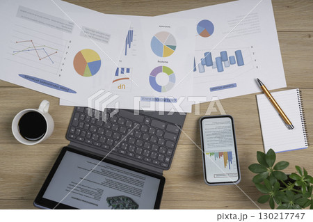 在宅ワークイメージの作業デスク 130217747