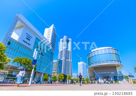 日本の横浜都市景観8月30日。横浜ランドマークタワーやヨコハマエアキャビンの桜木町駅などを望む 日本の横浜都市景観8月30日。横浜ランドマークタワーやヨコハマエアキャビンの桜木町駅などを望む 130218685