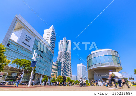 日本の横浜都市景観8月30日。横浜ランドマークタワーやヨコハマエアキャビンの桜木町駅などを望む 日本の横浜都市景観8月30日。横浜ランドマークタワーやヨコハマエアキャビンの桜木町駅などを望む 130218687