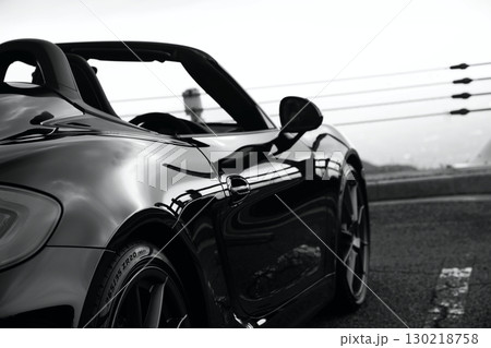 ツヤツヤの黒いオープンカー 130218758