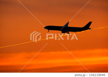 美しい夕日・空・雲を背景にした飛行機 美しい夕日・空・雲を背景にした飛行機 130219040