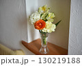 花瓶の花　ラナンキュラスなど 130219188