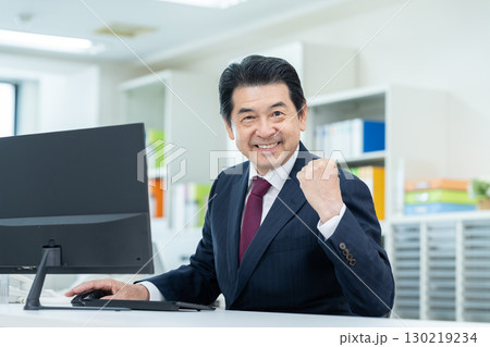 オフィスで働くシニアのビジネスマン 130219234
