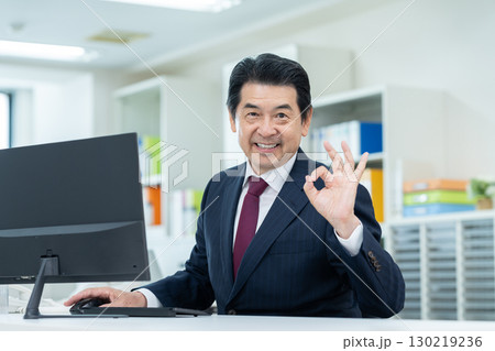 オフィスで働くシニアのビジネスマン 130219236