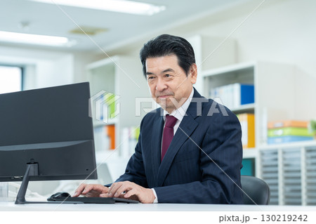 オフィスで働くシニアのビジネスマン 130219242