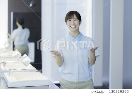 オフィスビルの若い女性清掃員のポートレート　撮影協力：学校法人電波学園 東京電子専門学校 130219896
