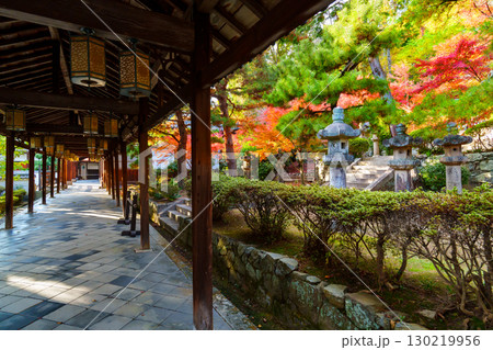 萬福寺の紅葉、回廊と紅葉 130219956