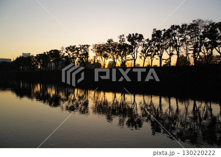 皇居外苑日比谷濠沿いの夕焼けの光景1 130220222