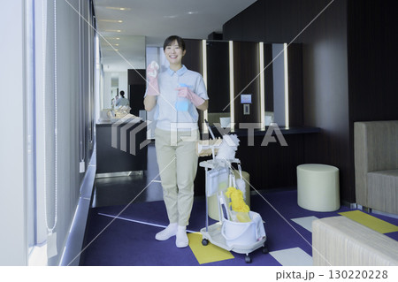 オフィスビルの若い女性清掃員の全身のポートレート 撮影協力:学校法人電波学園 東京電子専門学校 オフィスビルの若い女性清掃員の全身のポートレート 撮影協力:学校法人電波学園 東京電子専門学校 130220228
