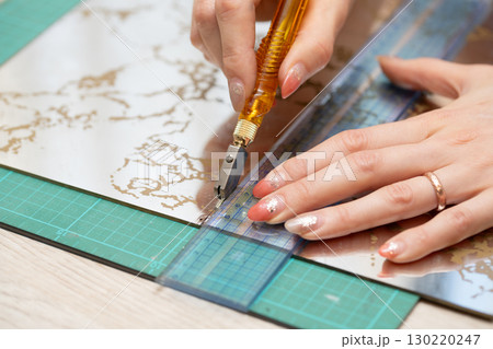 ガラスカッターを使う女性の手 130220247