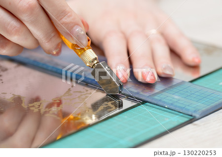 ガラスカッターを使う女性の手 130220253