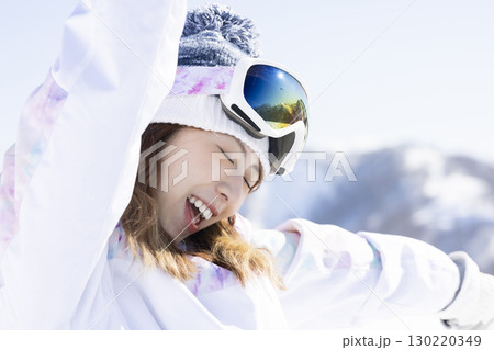雪山を楽しむかわいい女性 130220349