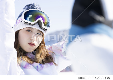 雪山を楽しむかわいい女性 130220350