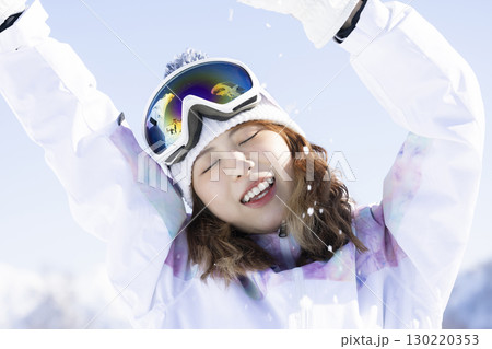 雪山を楽しむかわいい女性 130220353
