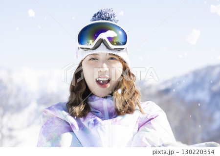 雪山を楽しむかわいい女性 130220354
