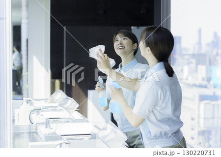 オフィスビルの洗面所の鏡を拭く若い女性清掃員 撮影協力:学校法人電波学園 東京電子専門学校 オフィスビルの洗面所の鏡を拭く若い女性清掃員 撮影協力:学校法人電波学園 東京電子専門学校 130220731