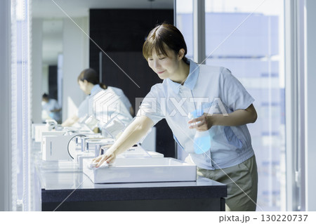 オフィスビルの洗面所の洗面台を拭く若い女性清掃員　撮影協力：学校法人電波学園 東京電子専門学校 130220737