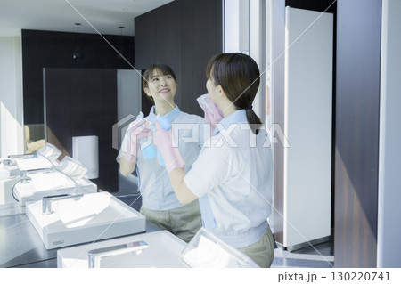 オフィスビルの洗面所の鏡を拭く若い女性清掃員 撮影協力:学校法人電波学園 東京電子専門学校 オフィスビルの洗面所の鏡を拭く若い女性清掃員 撮影協力:学校法人電波学園 東京電子専門学校 130220741