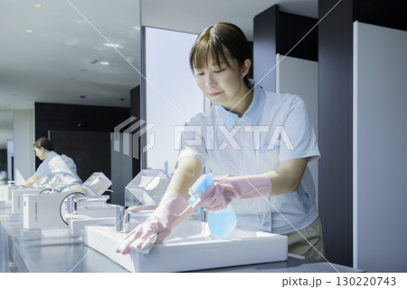 オフィスビルの洗面所の洗面台を拭く若い女性清掃員　撮影協力：学校法人電波学園 東京電子専門学校 130220743