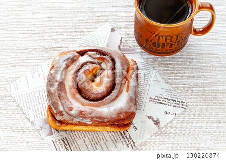 シナモンロールとコーヒー【白背景・切り抜き】 130220874