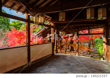 萬福寺、回廊と紅葉 130221337
