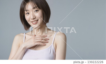 素肌の健康を意識する若い女性 130222226