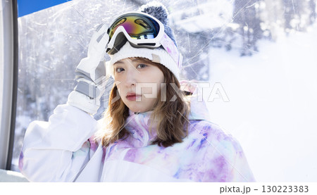 スノーボードを楽しむかわいい女性 130223383