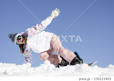 スノーボードを楽しむかわいい女性 スノーボードを楽しむかわいい女性 130223403