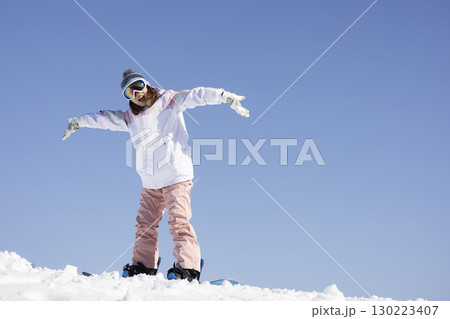 スノーボードを楽しむかわいい女性 130223407