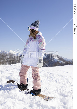 スノーボードを楽しむかわいい女性 スノーボードを楽しむかわいい女性 130223514