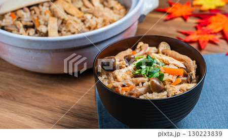土鍋で炊いたきのこの炊き込みご飯、秋の味覚の和食 130223839