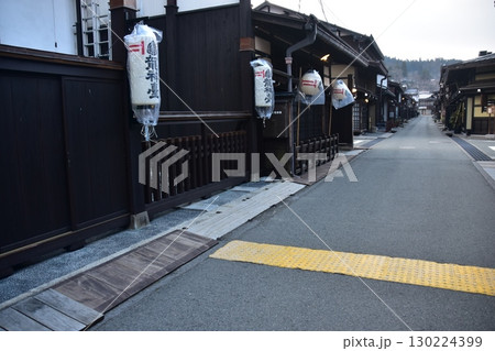 日本の岐阜県の高山市　春の高山祭期間中　屋台と呼ばれる山車を収納する蔵と歴史を感じさせる古民家 130224399