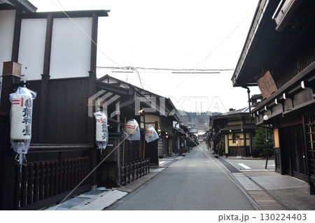 日本の岐阜県の高山市　春の高山祭期間中　屋台と呼ばれる山車を収納する蔵と歴史を感じさせる古民家 130224403