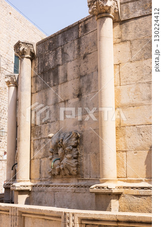 ヨーロッパ、クロアチアのドゥブロヴニクの旧市街のオノフリオの大噴水 ヨーロッパ、クロアチアのドゥブロヴニクの旧市街のオノフリオの大噴水 130224412