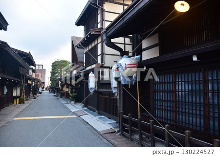 日本の岐阜県　高山市の古い町並　歴史を感じる古民家と装飾の提灯　春の高山祭期間中の朝の様子 130224527