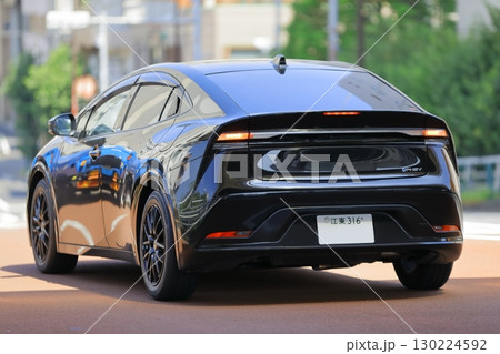 黒い国産ハイブリット車 130224592