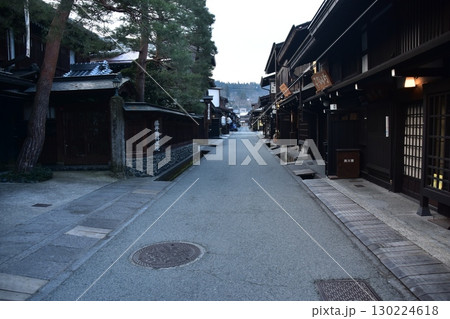 日本の岐阜県　高山市の古い町並　歴史を感じさせる古民家　春の高山祭期間中の朝の様子 130224618