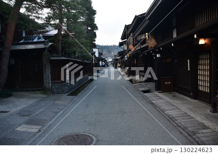 日本の岐阜県　高山市の古い町並　歴史を感じさせる古民家　春の高山祭期間中の朝の様子 130224623