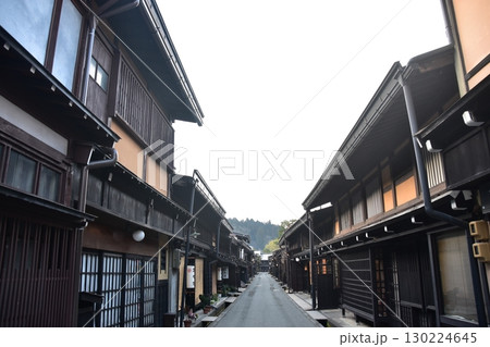 日本の岐阜県　高山市の古い町並　歴史を感じさせる古民家　春の高山祭期間中の朝の様子 130224645