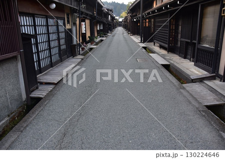 日本の岐阜県 高山市の古い町並 歴史を感じさせる古民家 春の高山祭期間中の朝の様子 日本の岐阜県 高山市の古い町並 歴史を感じさせる古民家 春の高山祭期間中の朝の様子 130224646