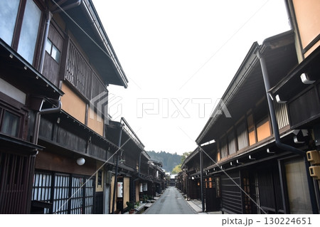日本の岐阜県　高山市の古い町並　歴史を感じさせる古民家　春の高山祭期間中の朝の様子 130224651