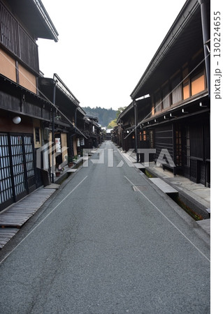 日本の岐阜県　高山市の古い町並　歴史を感じさせる古民家　春の高山祭期間中の朝の様子 130224655