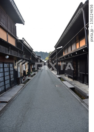 日本の岐阜県　高山市の古い町並　歴史を感じさせる古民家　春の高山祭期間中の朝の様子 130224656