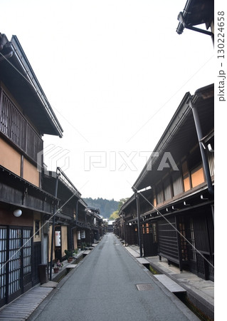日本の岐阜県　高山市の古い町並　歴史を感じさせる古民家　春の高山祭期間中の朝の様子 130224658