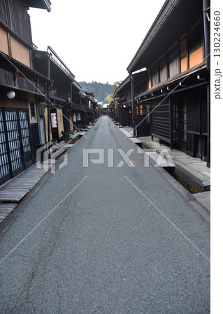日本の岐阜県　高山市の古い町並　歴史を感じさせる古民家　春の高山祭期間中の朝の様子 130224660